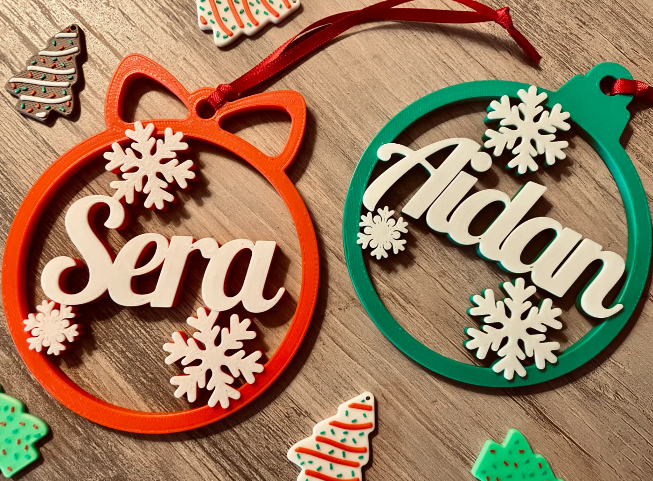 Bola de Navidad con lazo, copos y nombre